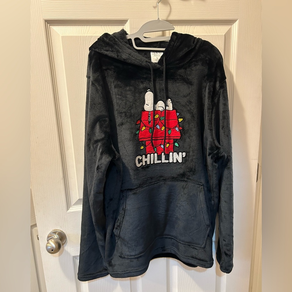 Peanuts Large Men’s Black Plush Hoodie Snoopy Chillin on his Dog House NWT